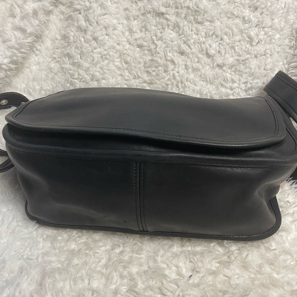 Vintage COACH 9951 Patricia’s Legacy bag crafted in black glove-tanned leather. - Picture 9 of 16